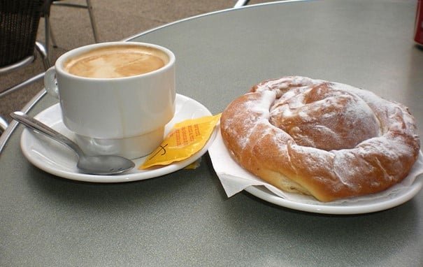 Café con leche y ensaimada