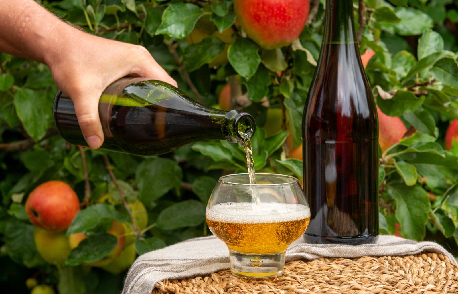Asturian cider pouring
